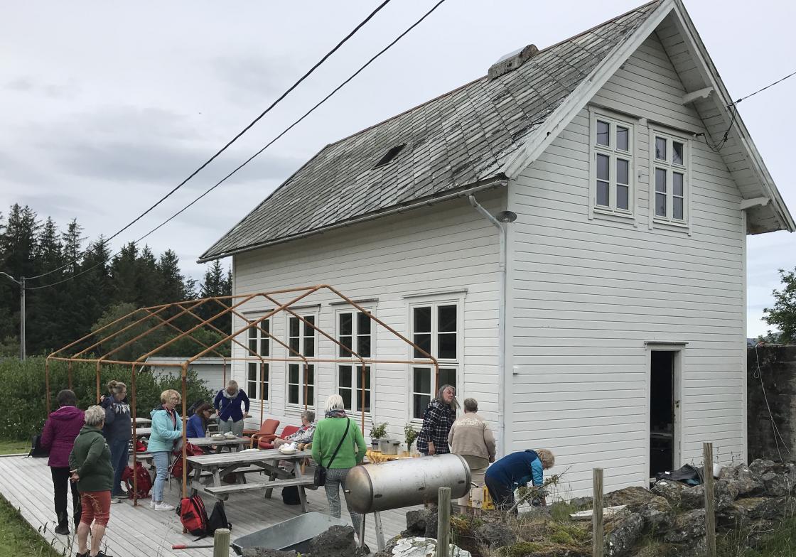 Skulehuset som velforeninga eig, vi stasjonerte der.