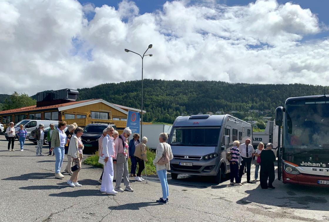 Første stopp med lunsj ble på Lierkroa