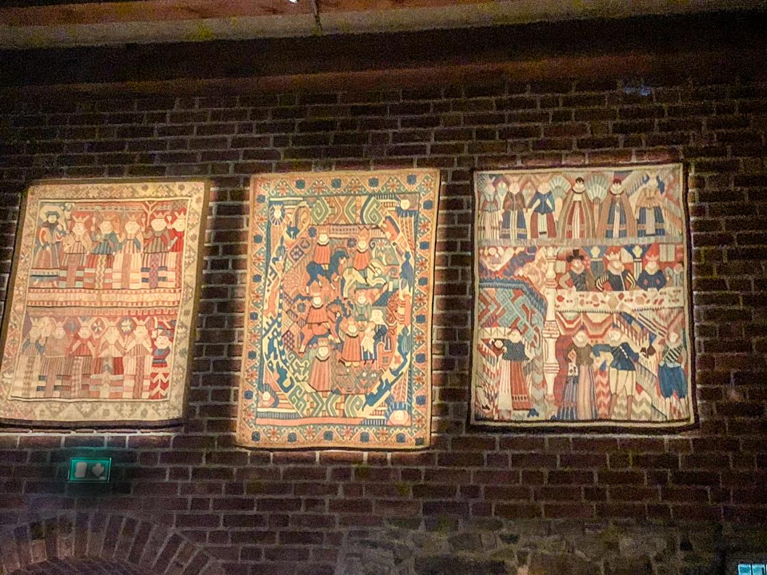 Akershus festning med fantastiske vevnader med kristne symboler og handlinger