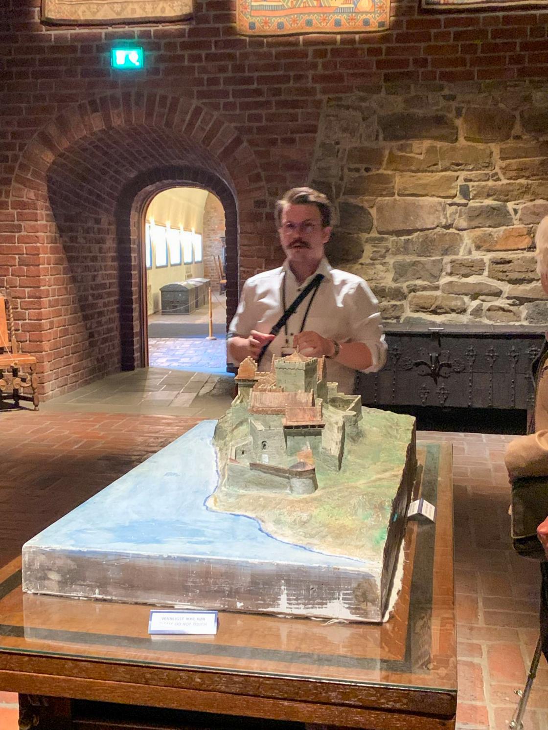 Vår guide på Festningen, som dyktig fortalte og viste oss rundt