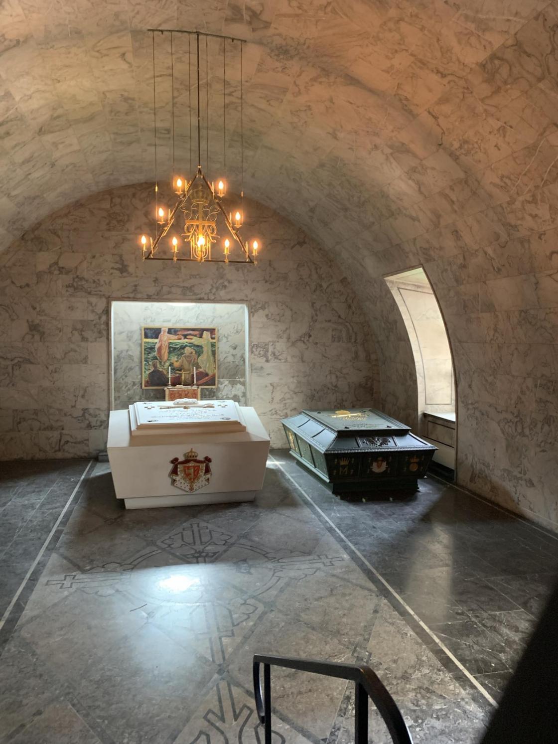 Sarkofagene til Kong Haakon VII og Maud av Norge (Hvit kiste) Kong Olav V og Martha av Norge (Grønn kiste)