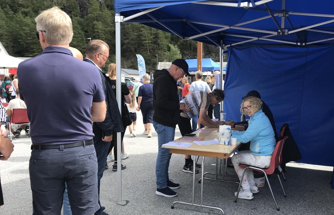 Kø for å kjøpe matbillett, Nelly ordnar opp.