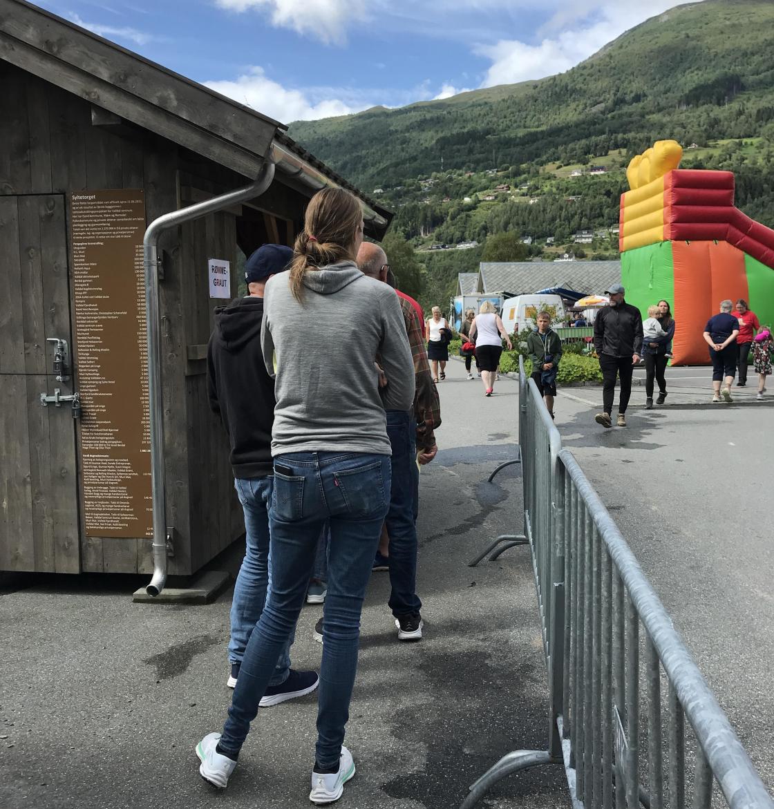 Kø for å få rømmegraut.