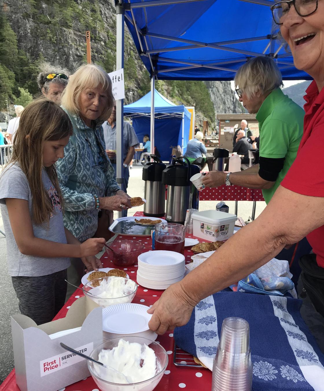 Vaflar, rømme og nyrørt jordbær, bedre blir det ikkje!