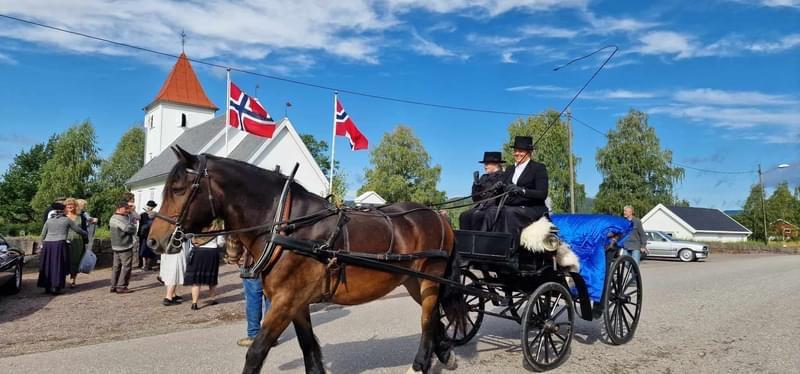 De flotteste hesteekvipasjer trillet inn foran kirkeporten