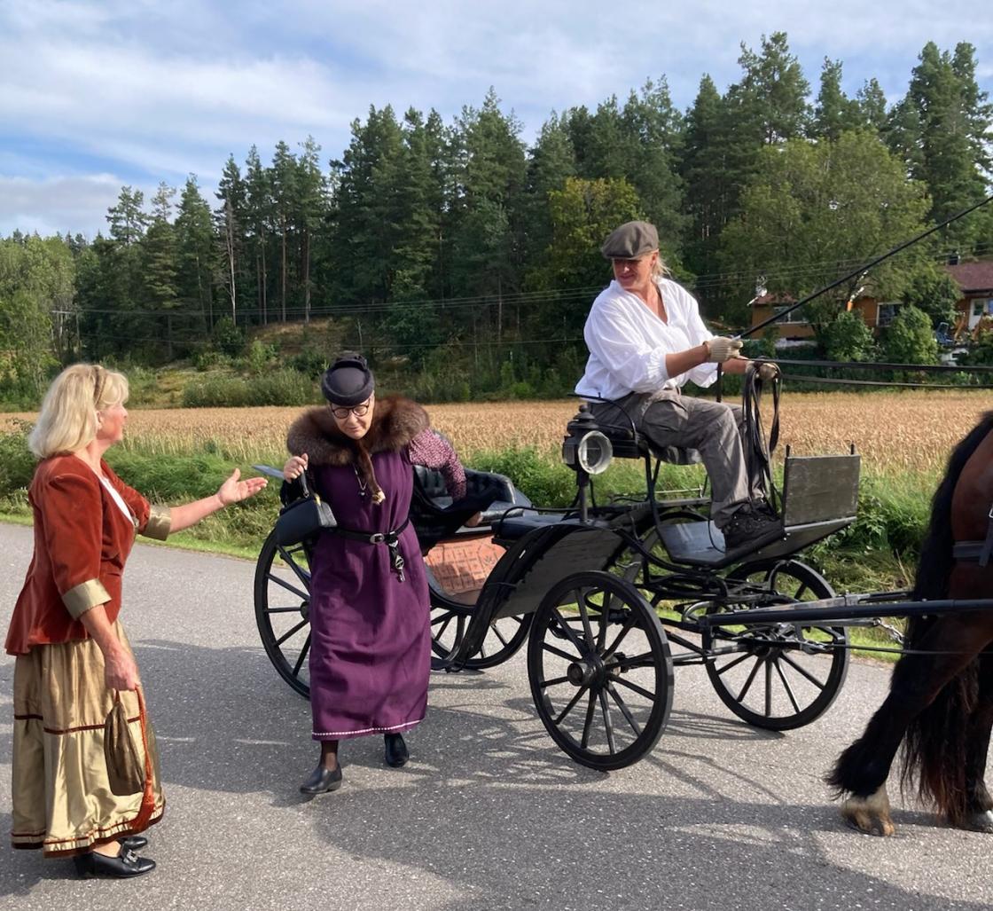 Mange kom til kirke med hesteskyss - her ankommer Anne Berit Finden