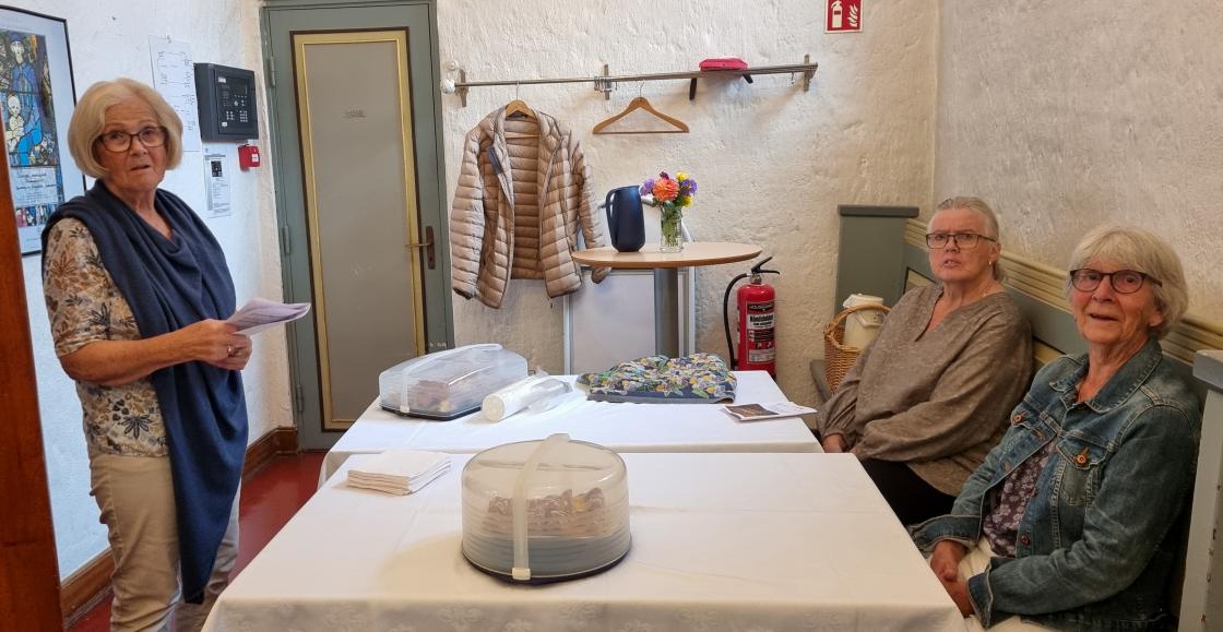 Bakedamene er klare før servering Lise Aardahl, Anne Mari Schreiner og Jorunn Lian