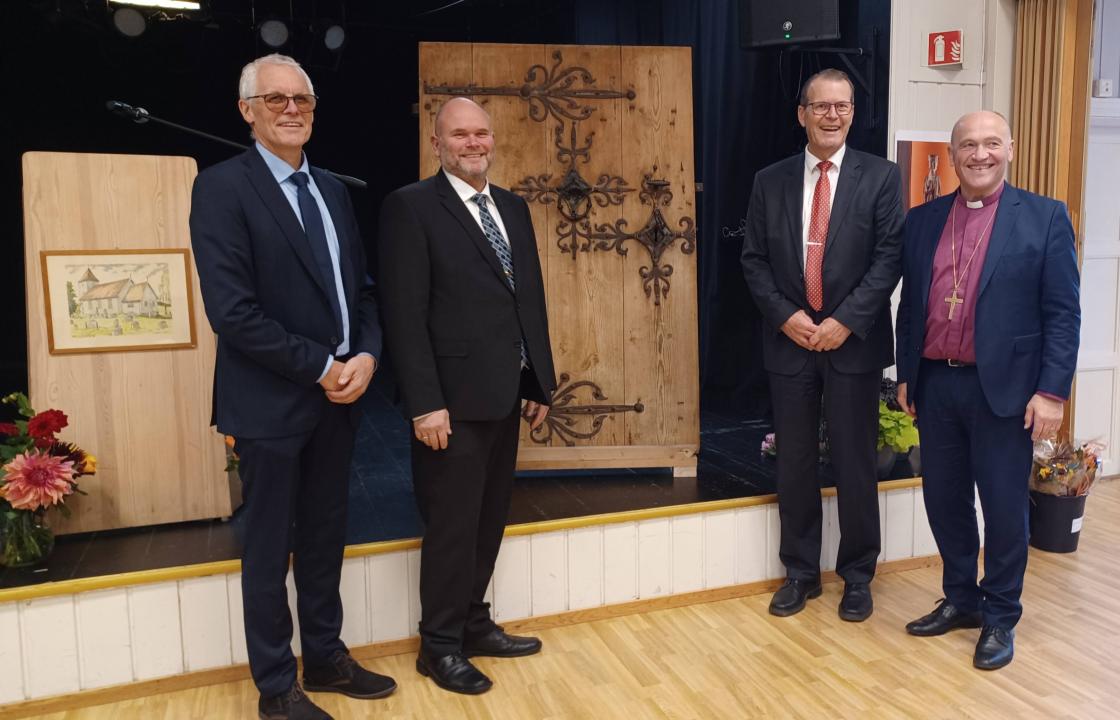 Leder i FR og MR Lars Olav Bøe, kirkeverge Øivind Eismann ordfører Alf Johan Svele og biskop Jan Otto Myrseth