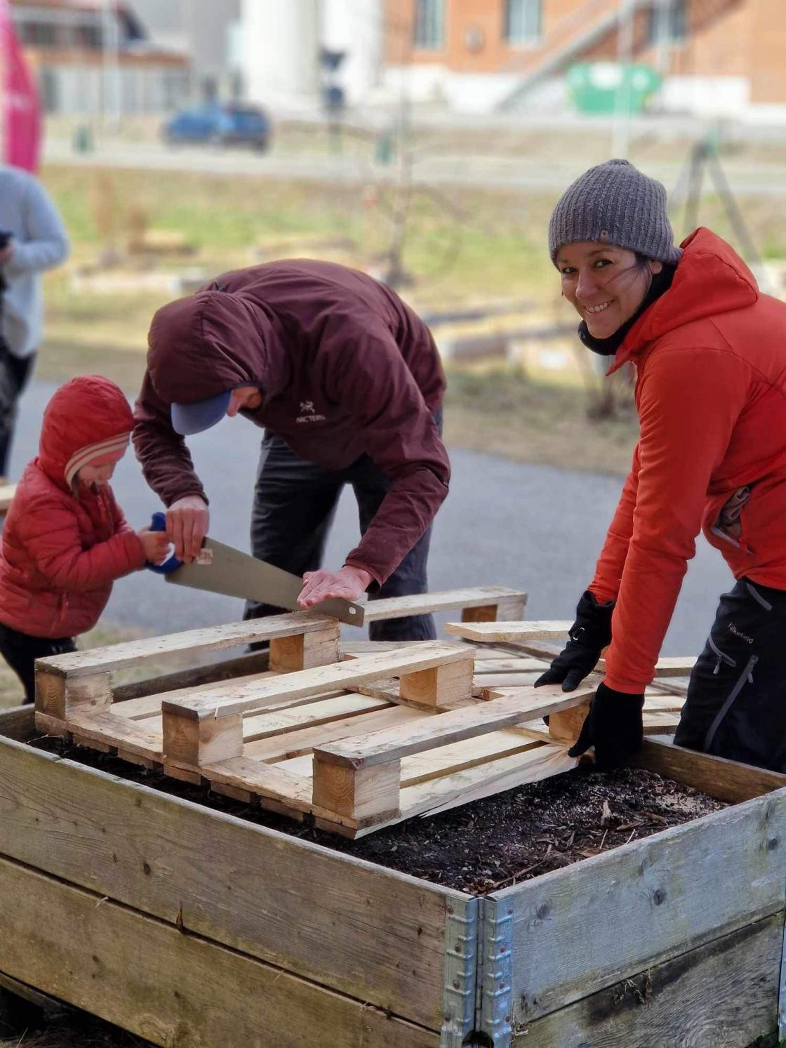 Å bygge dyrkekasse er eit fint familieprosjekt.