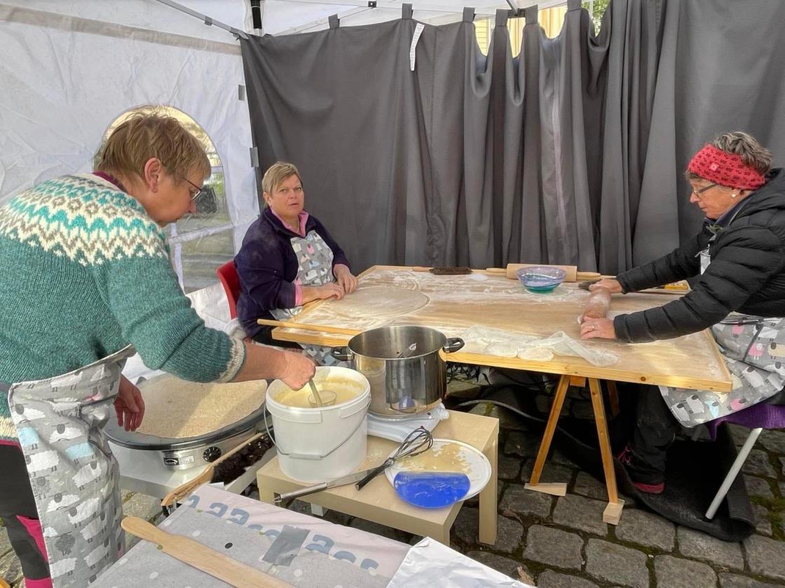 Kjellaug, Randi og Liv i sving.