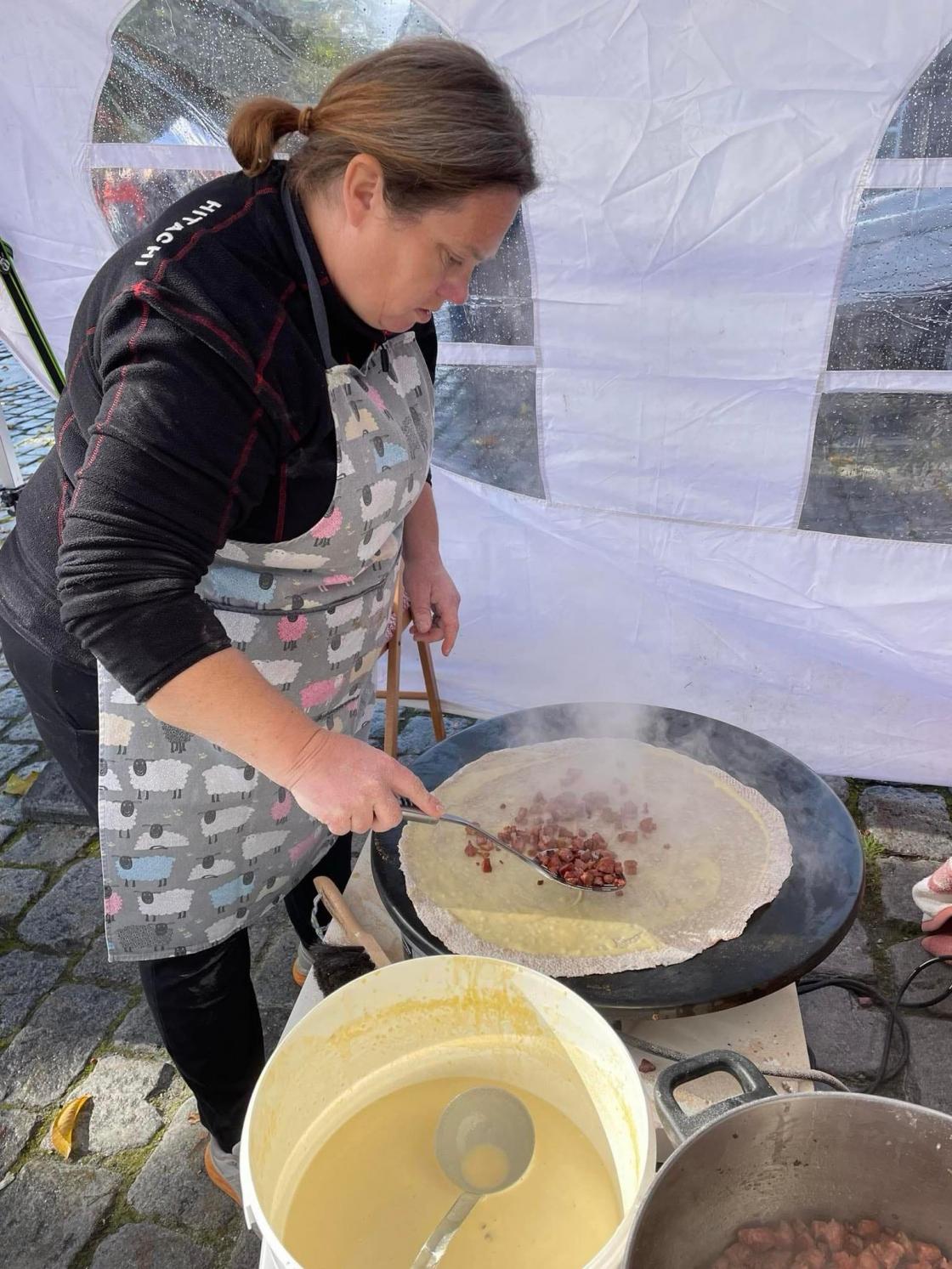 Elin legg på pannekakerøre og flesk