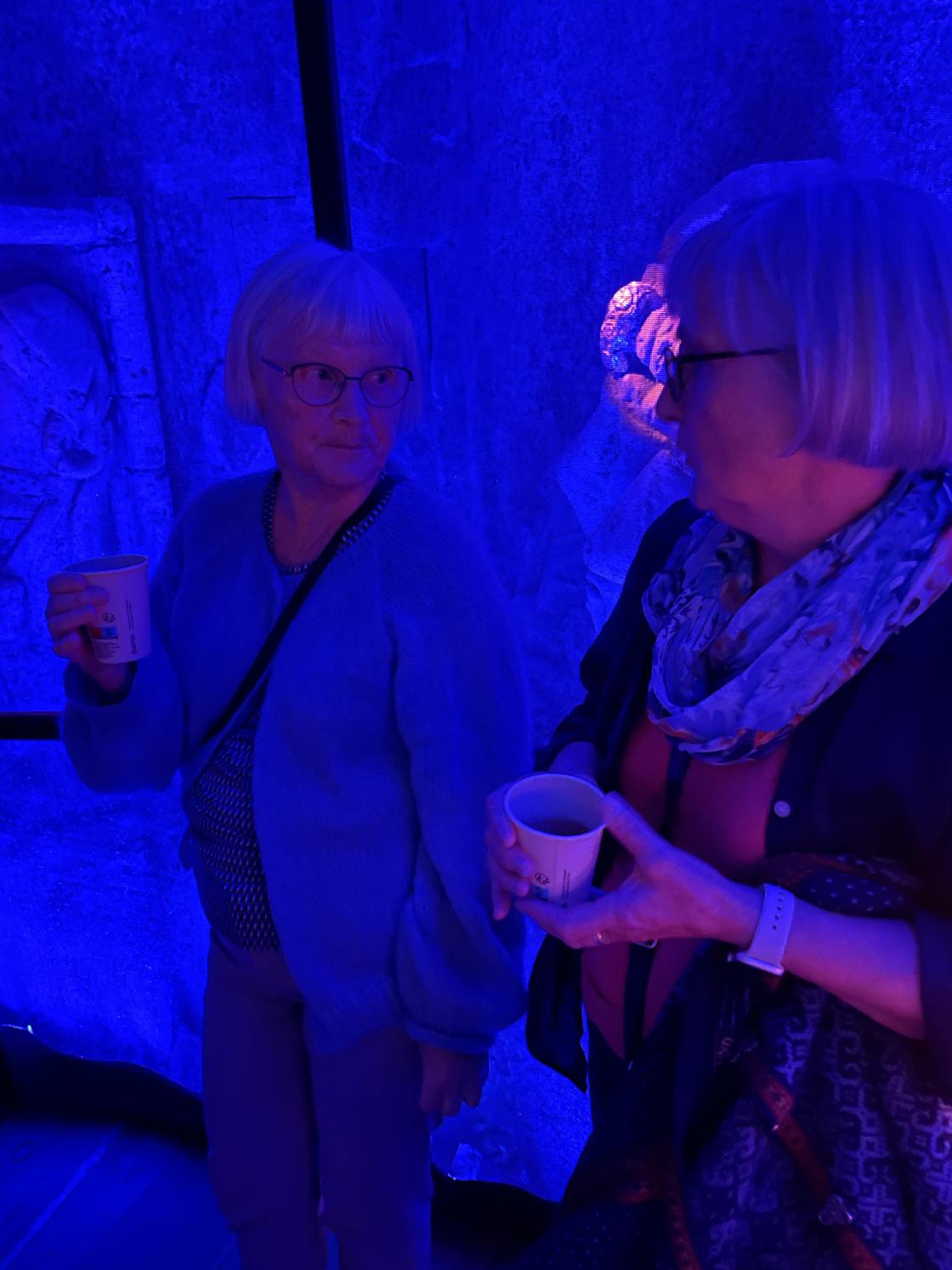 Berit og Alfhild nyter styrkedrikk.