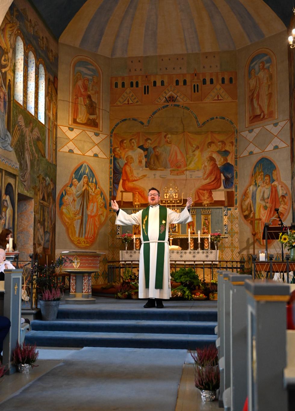 Domprost Harald Hauge lærte små og store bordværs med allsang