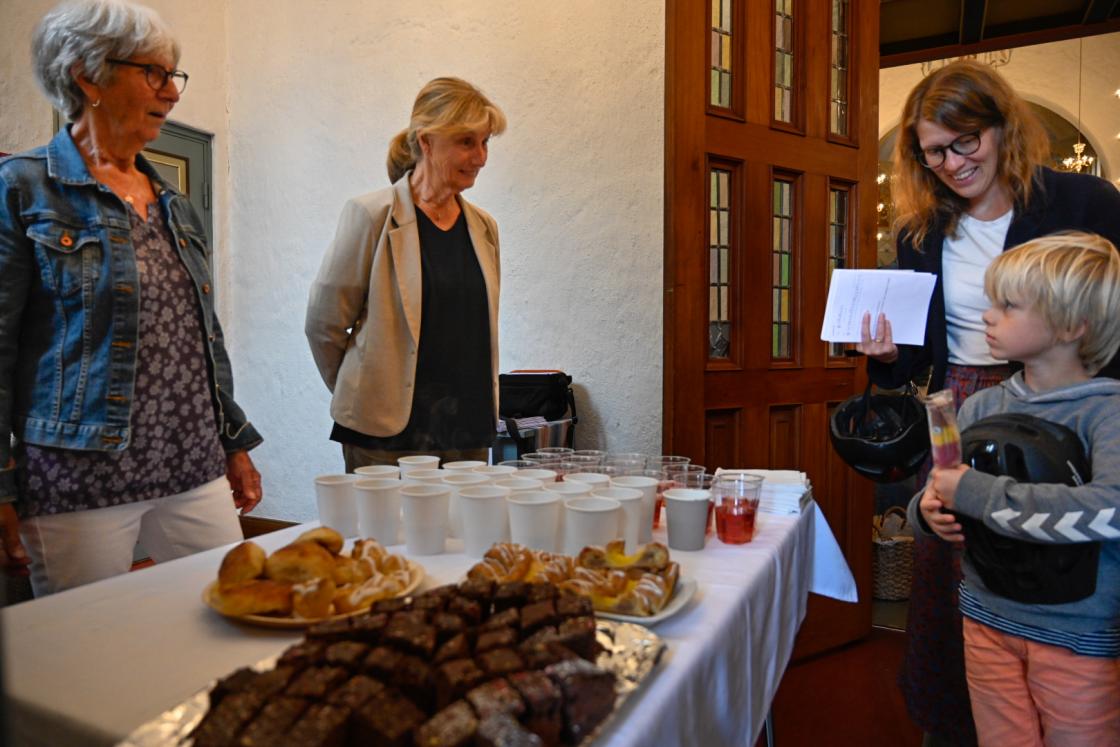 Værsågod, kaker, saft og kaffe, Anne Mari Schreiner og Lill Swift