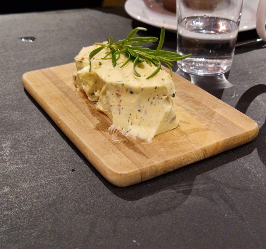 Urtesmør på trefjøl