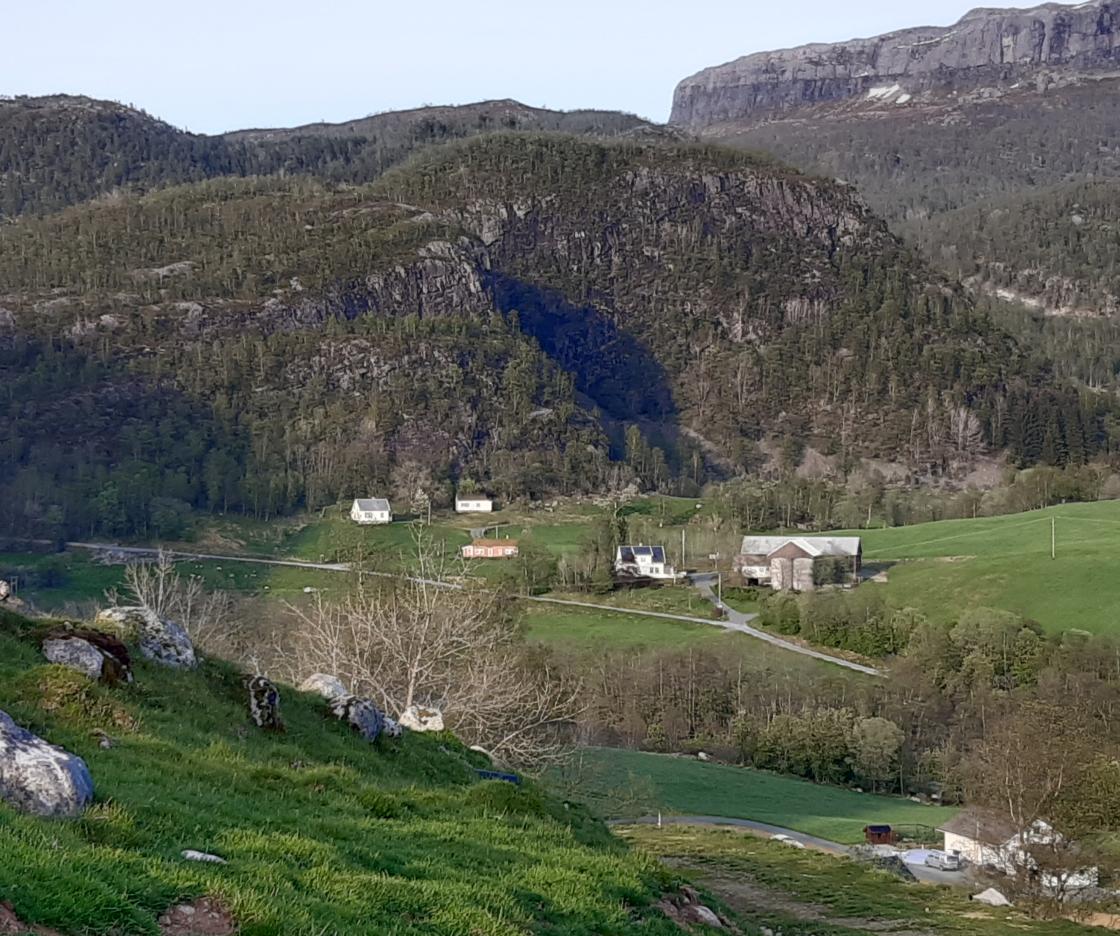 Her ser du garden Fossane i Hjelmeland