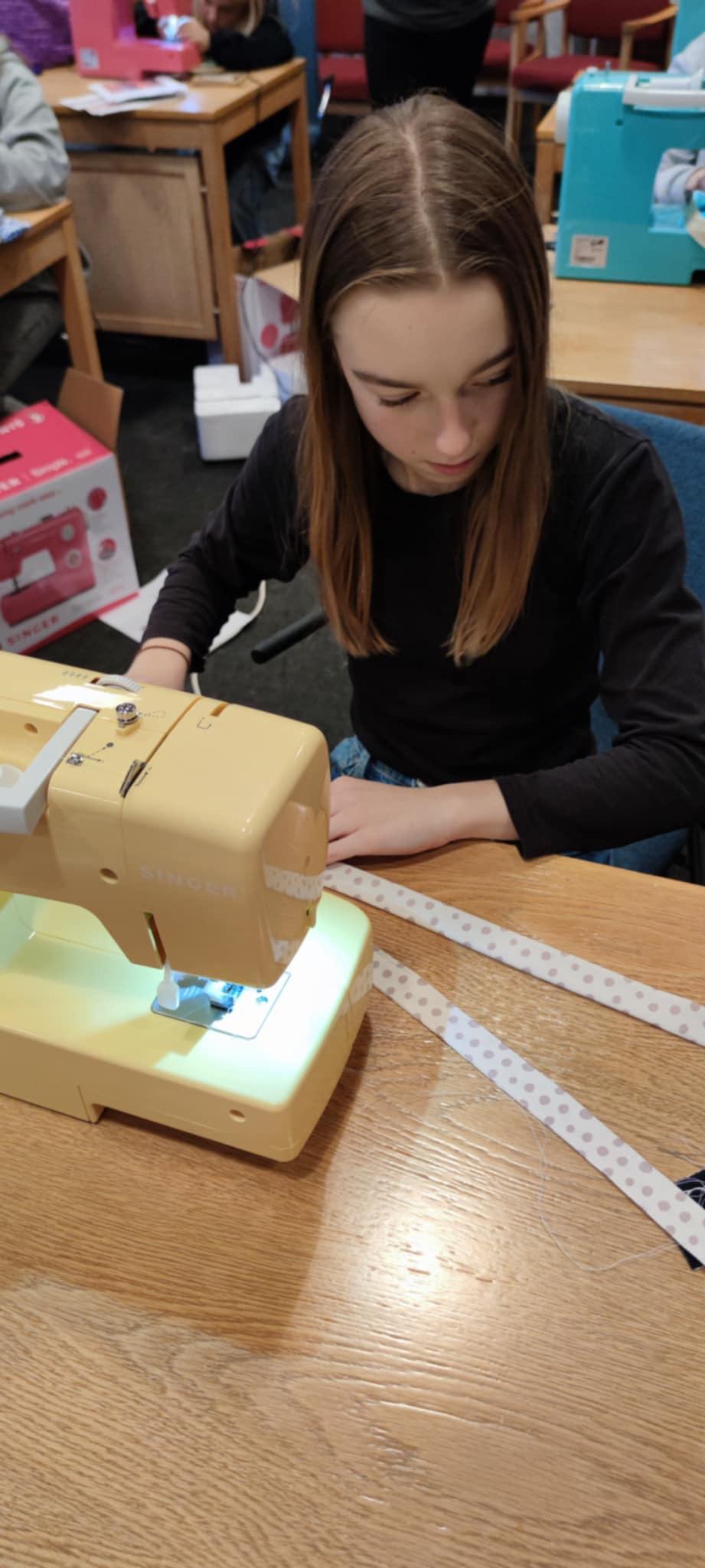 Flink ungdom klare for å lage seg handlenett