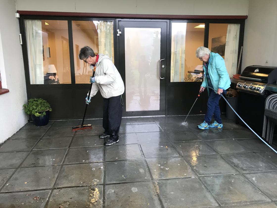 Kjellaug og Ellinor gjekk laus på måseskiten som har pynta plattingen i heile sommar.