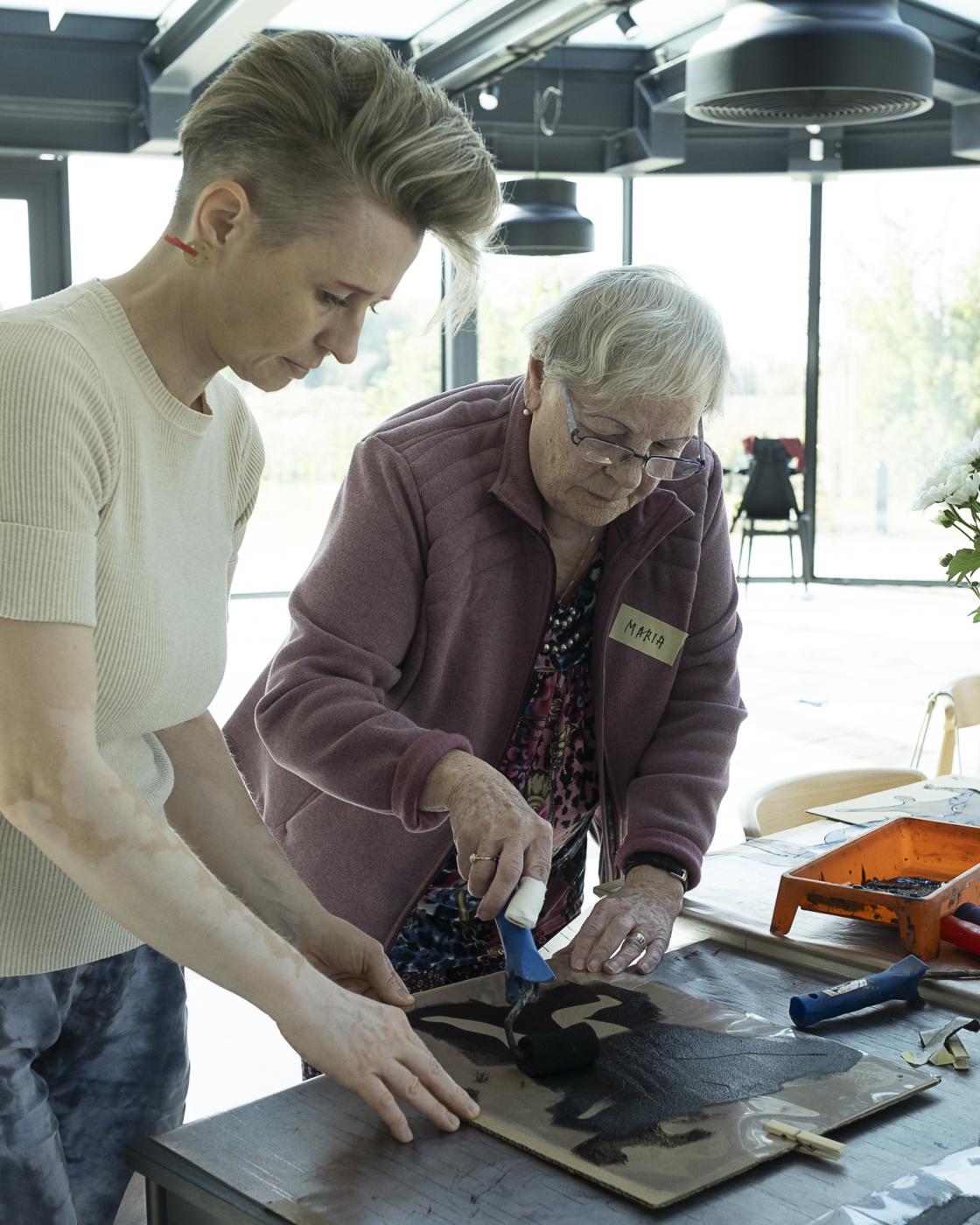 To damer arbeider med trykk