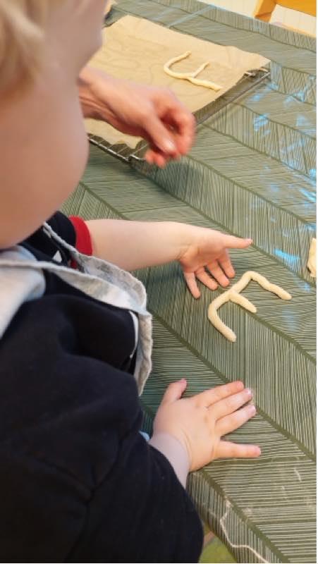 Kringlebaking i barnehagen