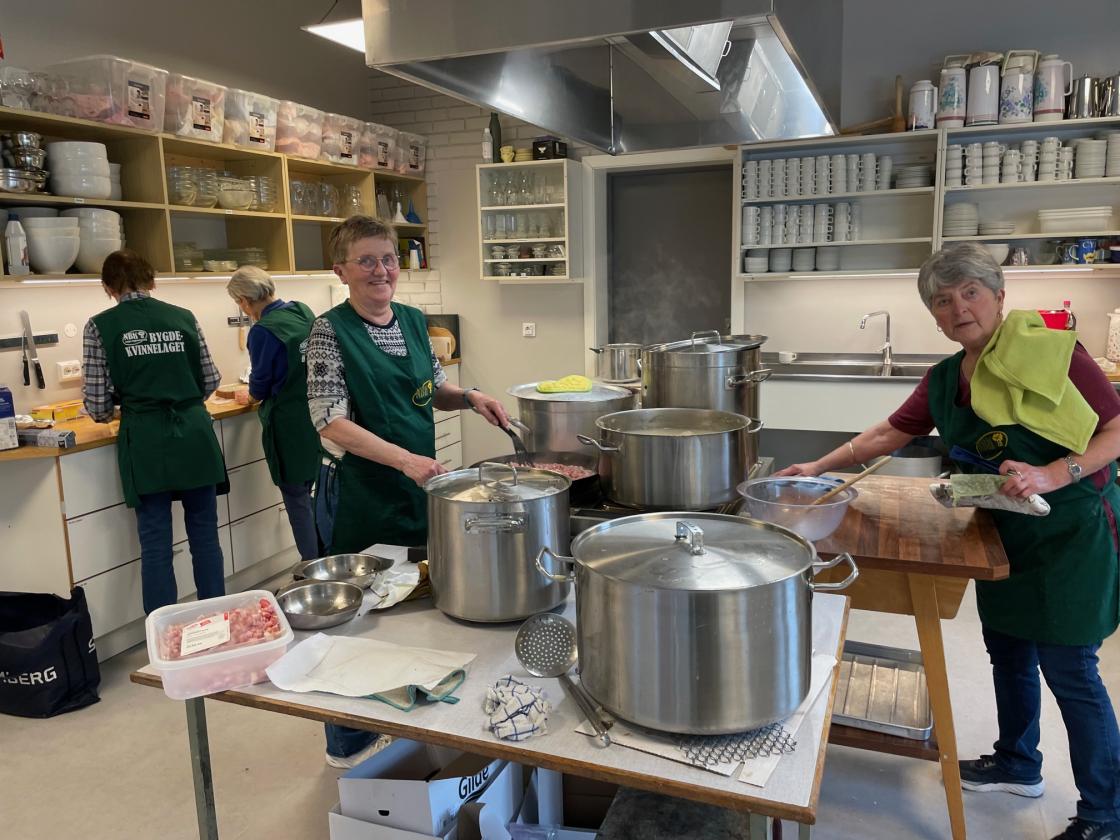 Kompardag, bygdekvinner på kjøkenet