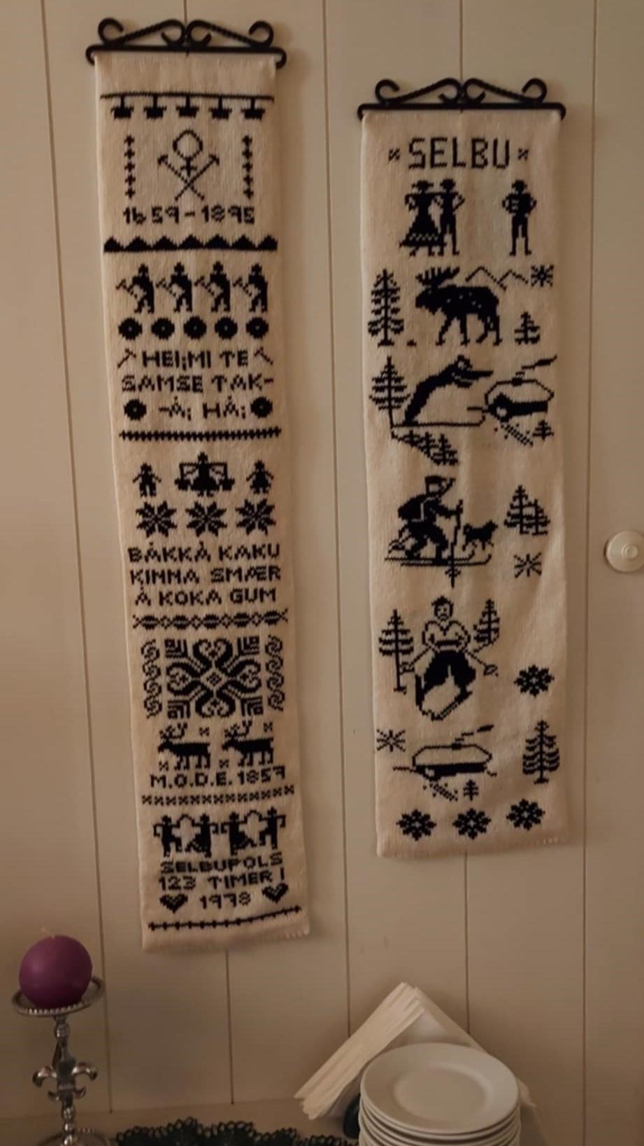 Broderte løpere som henger på veggen