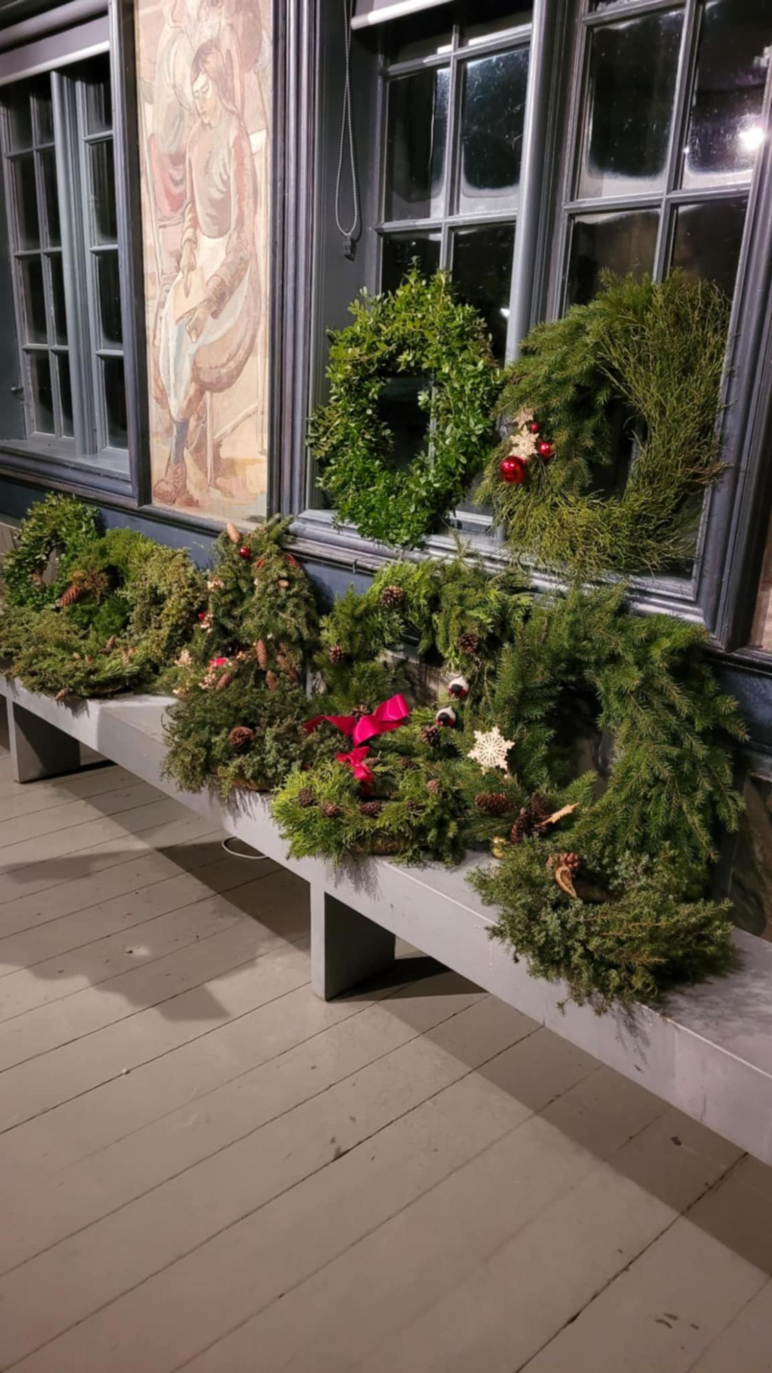 Julekranser på benk