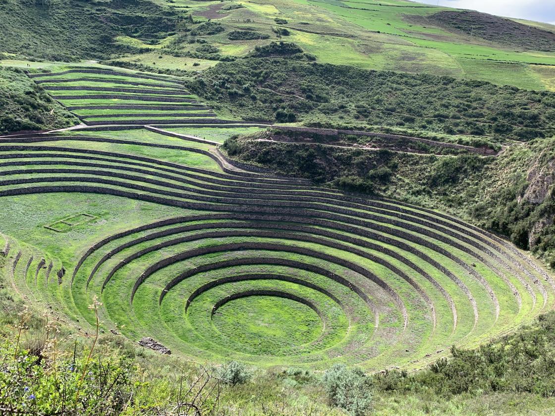 Moray, med inka ruiner, på et platå ca 3500 m, med sirkulære fordypninger
