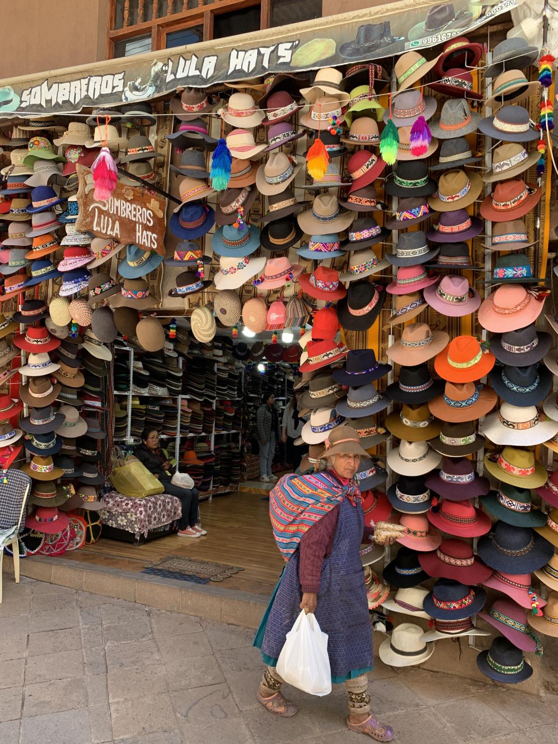 Peruianere går med fargerike hatter i alle fasonger
