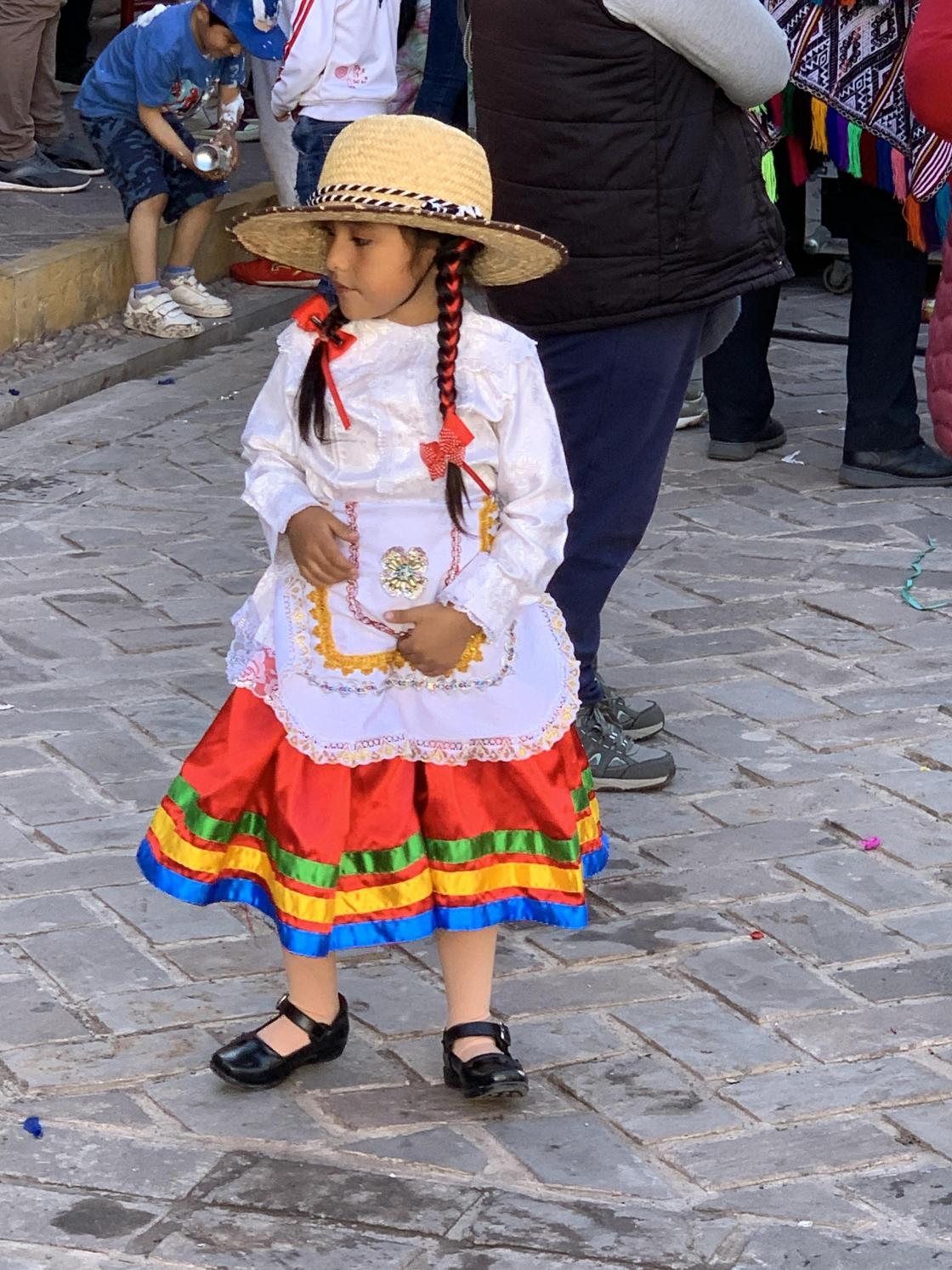 Ei lita jente med nasjonaldrakt fra hennes landsby