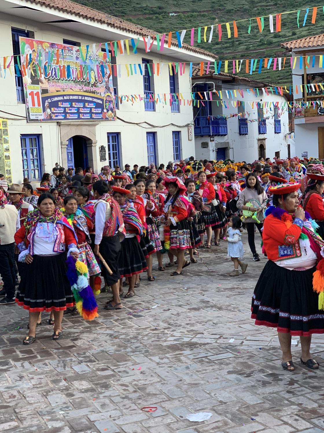 Fargerike drakter og festivaltid i Pisac