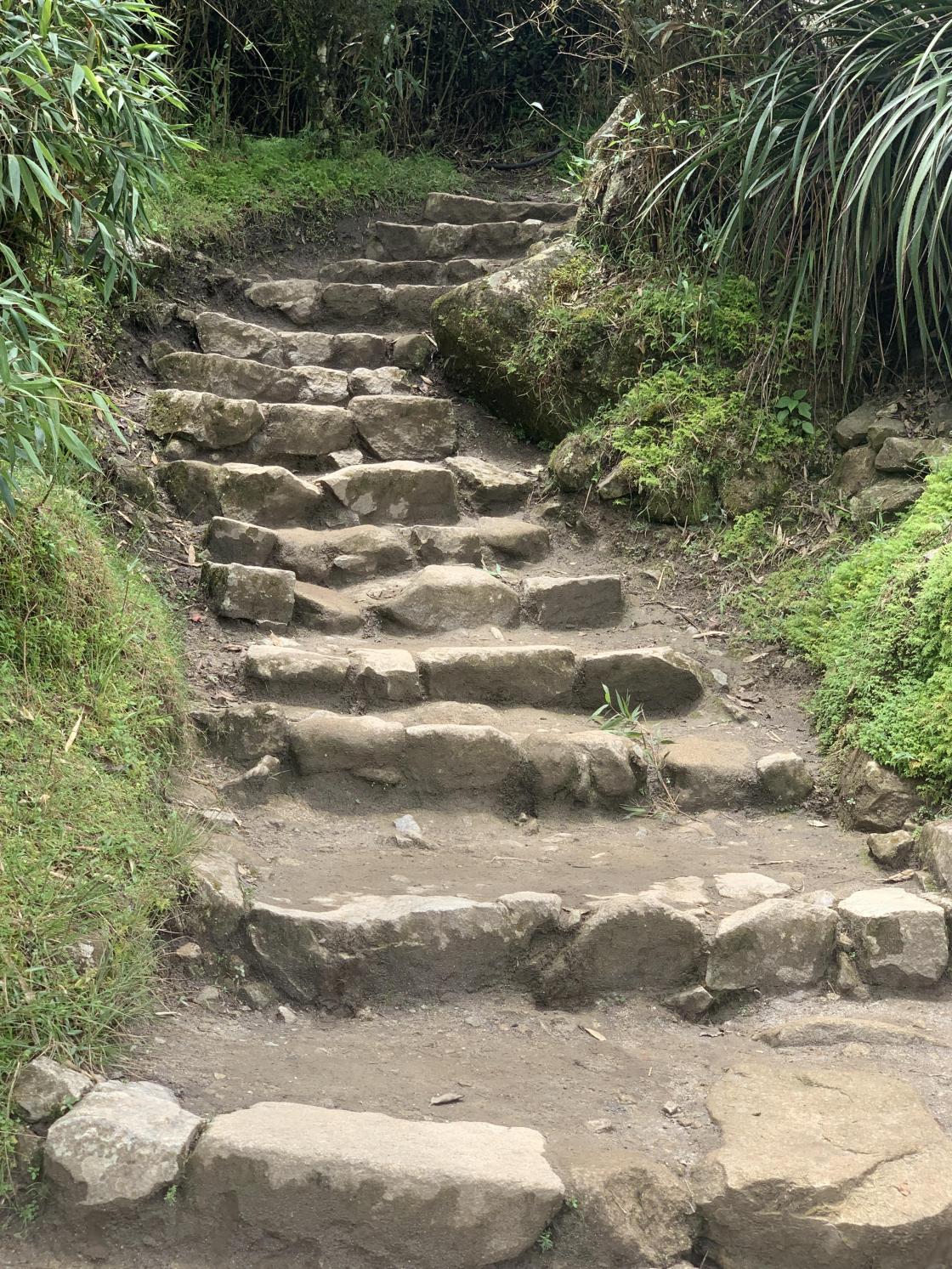 Mye slit ligger bak disse bratte slitte trappene