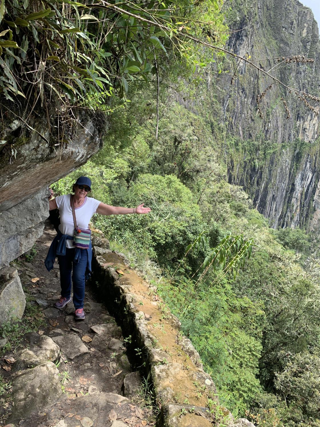 Smale stier og stupbratte fjell