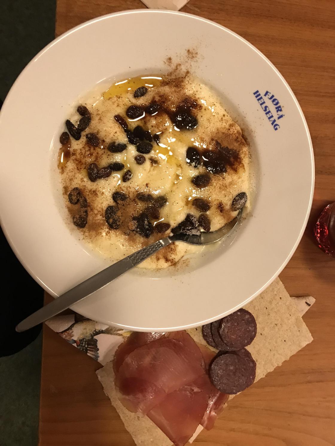 Før årsmøtet: Nydeleg rømmegraut med spekemat til.