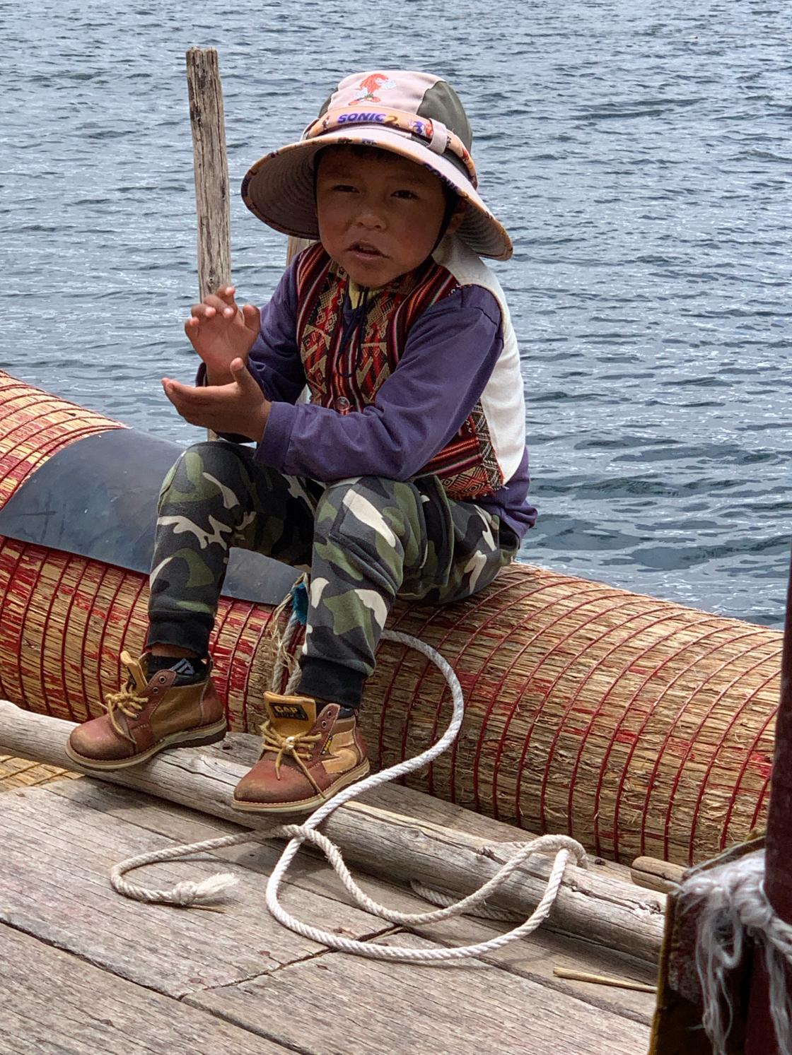 En Peruansk gutt ved Titicacsjøen