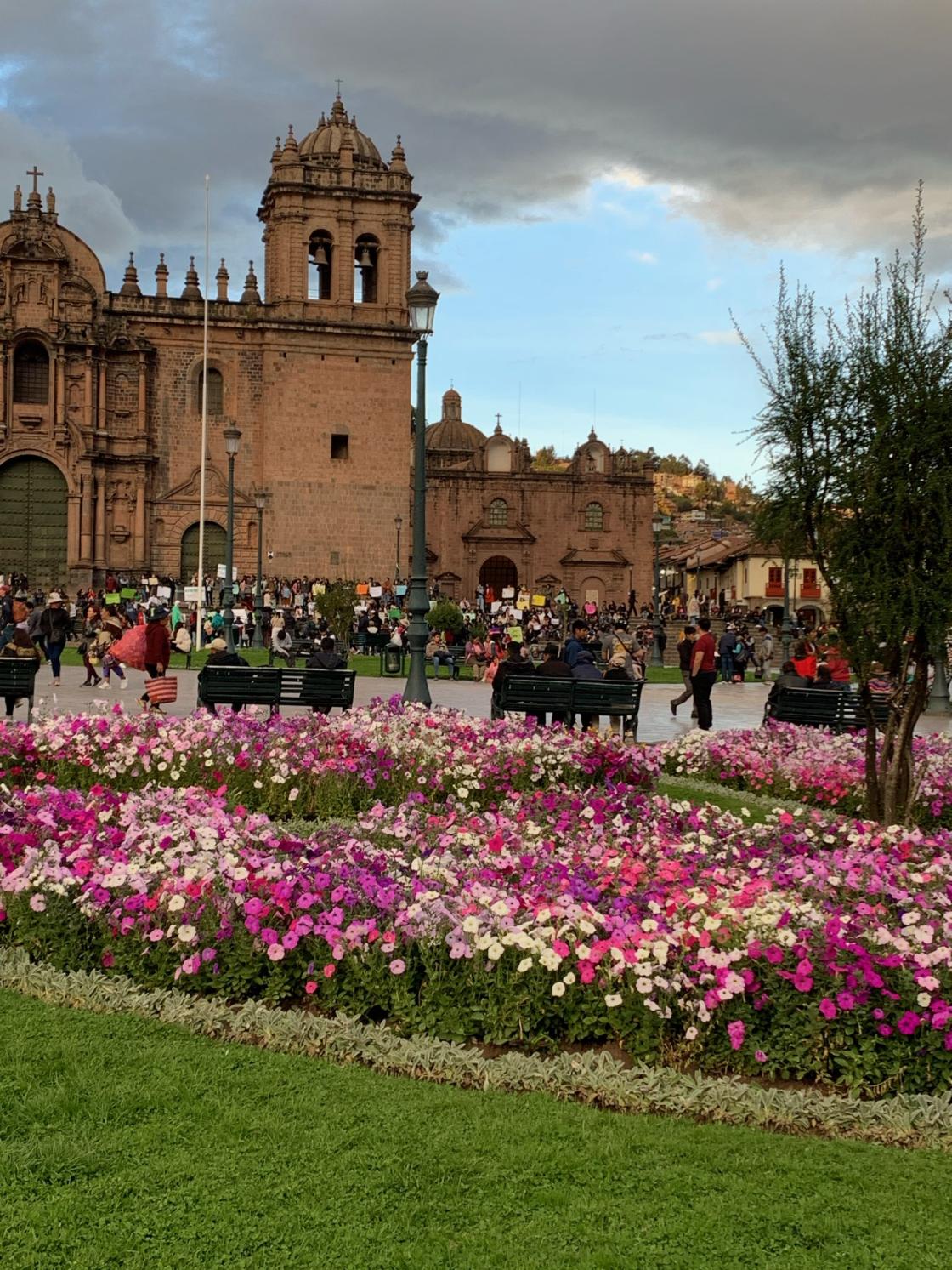 Cusco med fantastiske bygg og beplanting