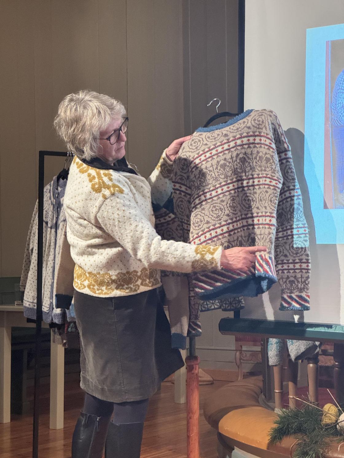 Inger Moberg viser fram Trøgstadkofta, som var starten på kofteeventyret