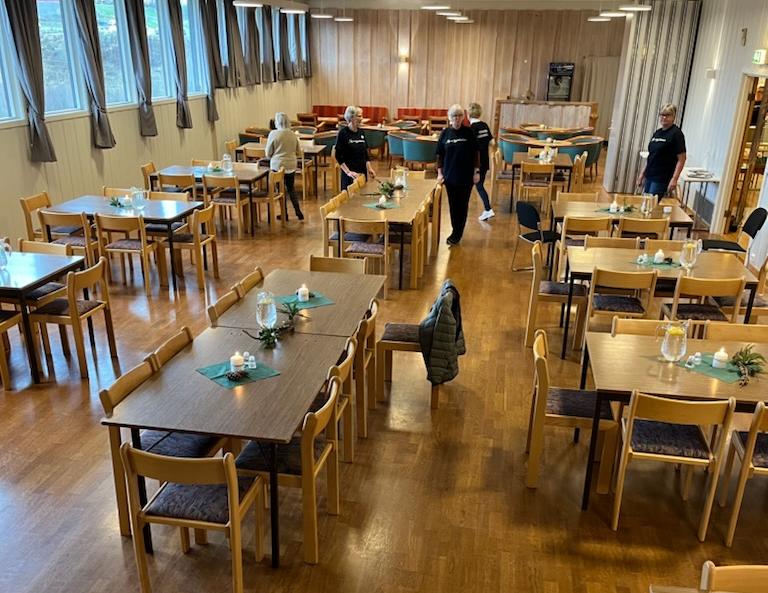 Bordene står ferdig pyntet og venter på sultne bygdefolk