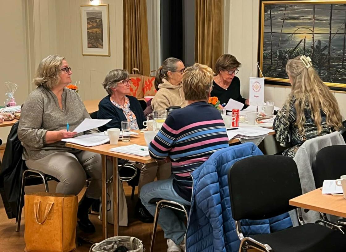 Styret samlet rundt bordet