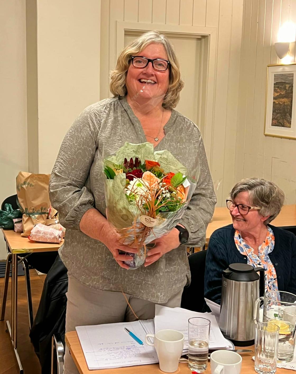Blomster og stor takk til avtroppende sekretær, Berit Hjortenberg Nilsen