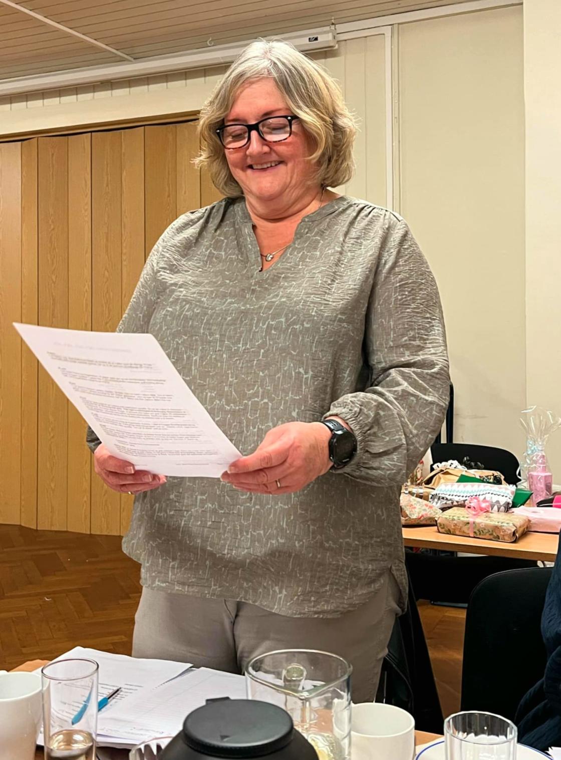 Berit Hjortenberg Nilsen leste opp Årsberetningen for 2023-24