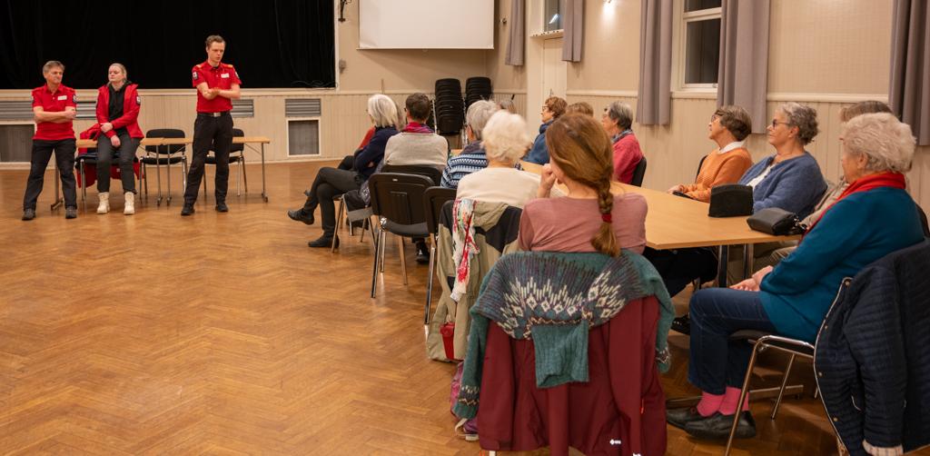 Rundt 40 Slagendamer hadde funnet veien til Fram lokalet for å friske opp livreddende førstehjelp