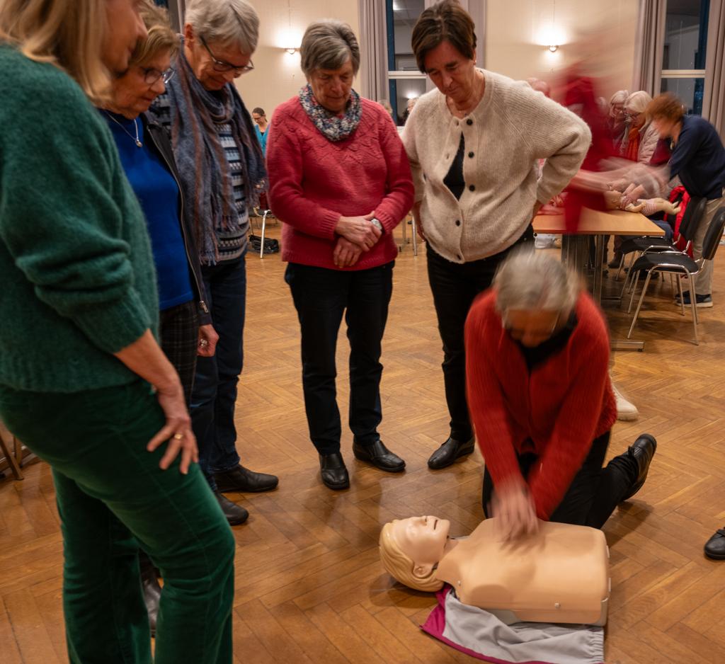 30  kompresjoner 2 innblåsinger, fortsett til amulansepersonell overtar