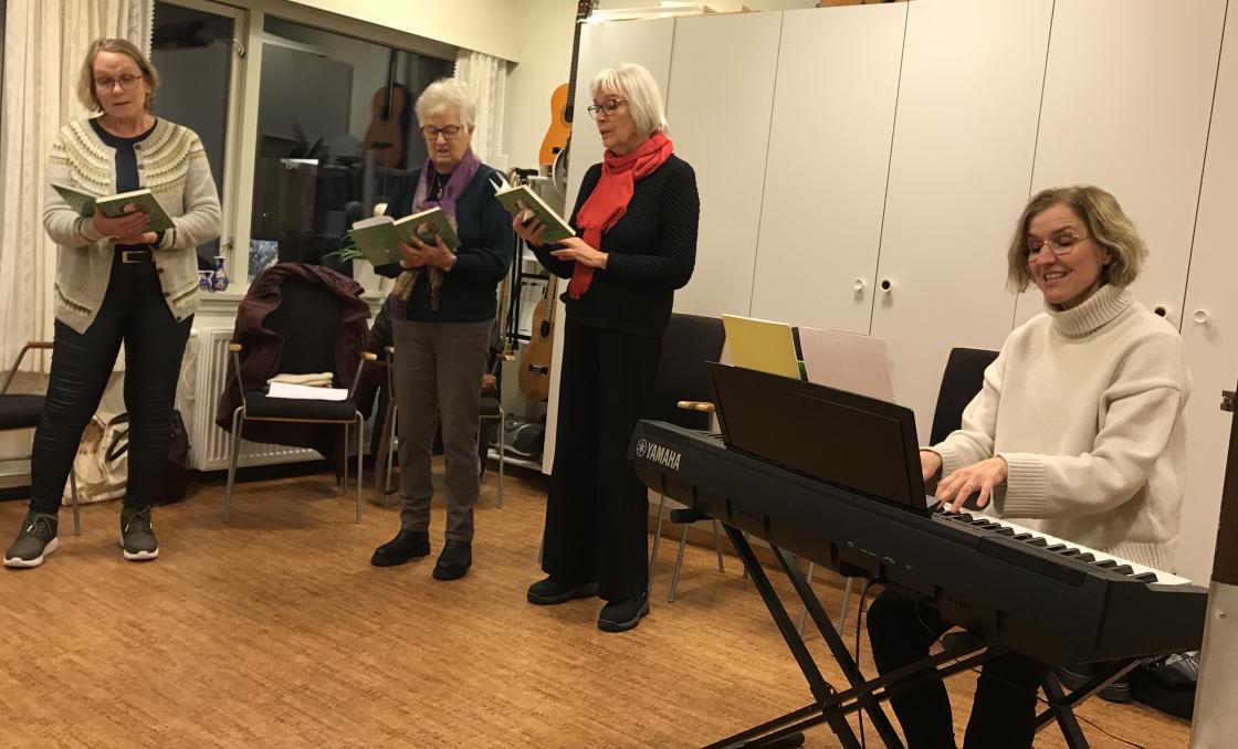 Carolin med musikken saman med nokre av forsangarane.