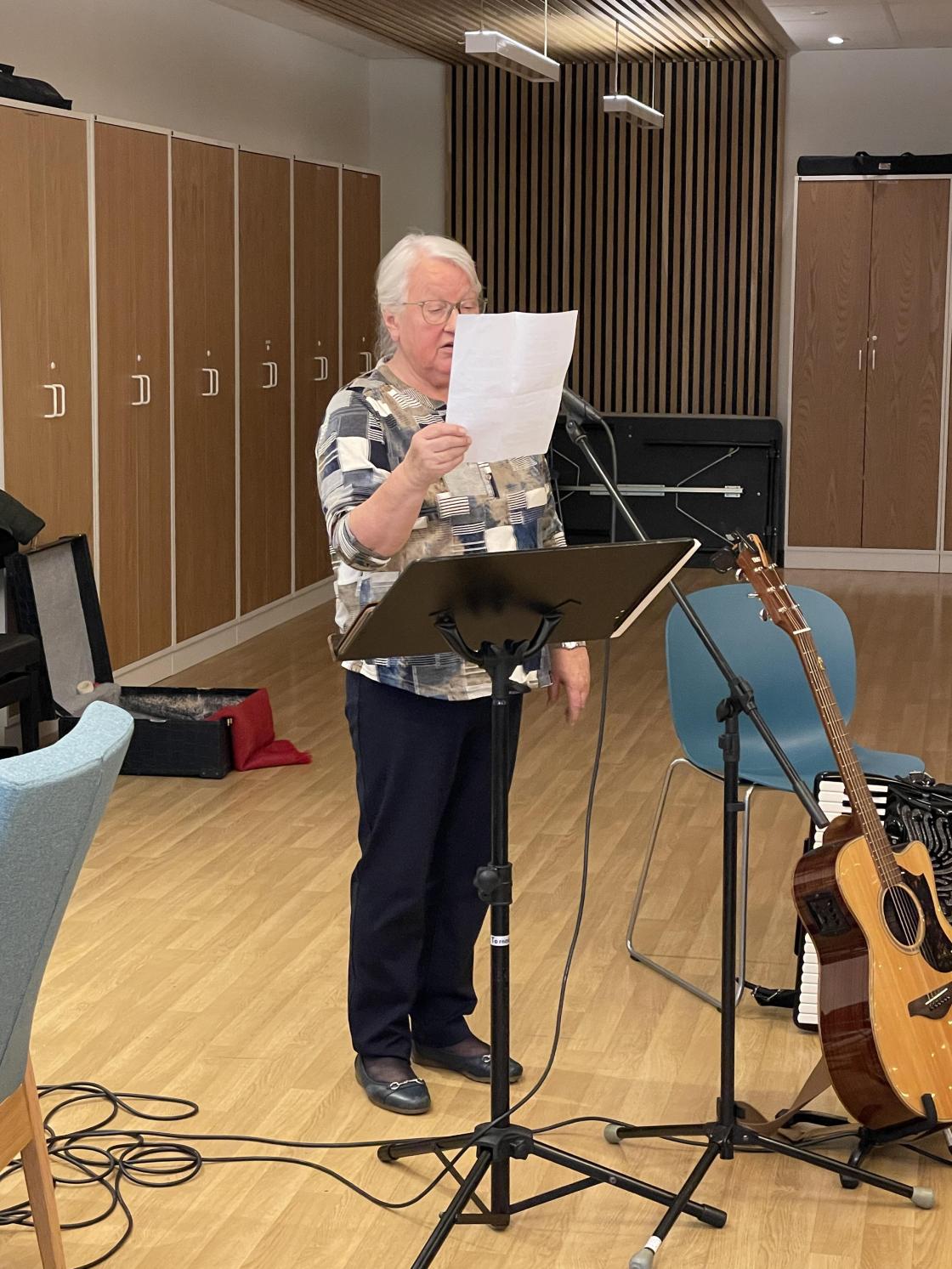 Peggy leste julefortellingen sin.