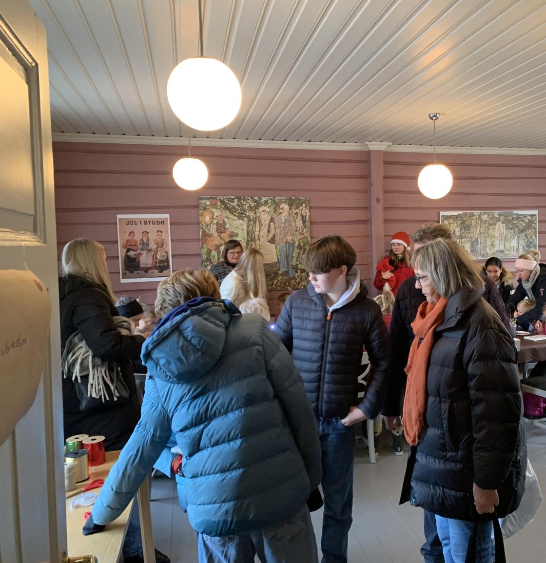 Fullt av barn og voksne på bygdekvinnenes juleverksted i skolestua på Rambergskolen