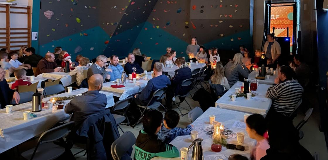 Små og store rundt bord, born syng