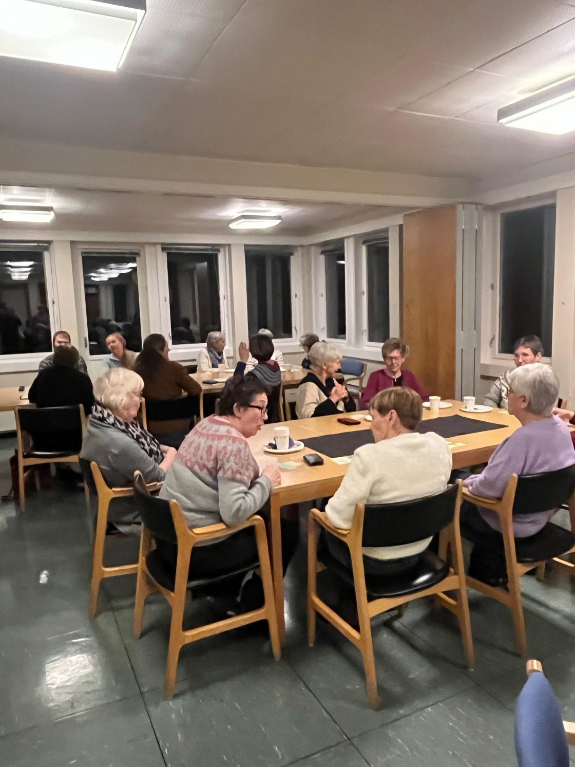 Kaffipause , folk rundt bord i kantina