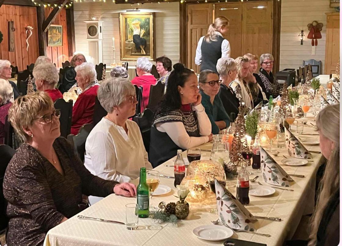 Vakkert pyntet bord blir enda vakrere med flotte bygdedamer rundt