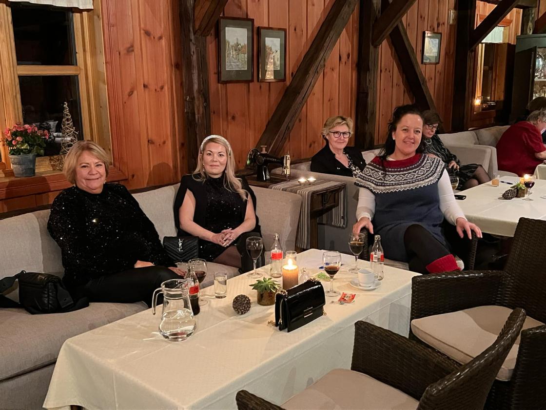 Vi har fått servert deilige kaker, kaffe og litt ekstra i glasset